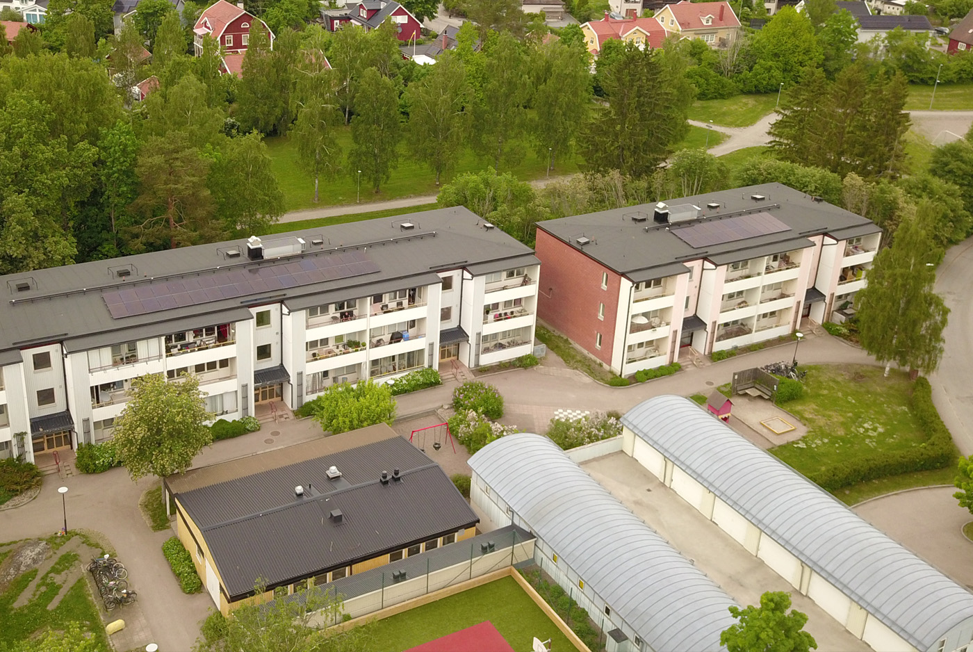 Heving & Hägglund - Byggprojekt - Solpaneler och nytt tak på August Södermans väg i Gottsunda