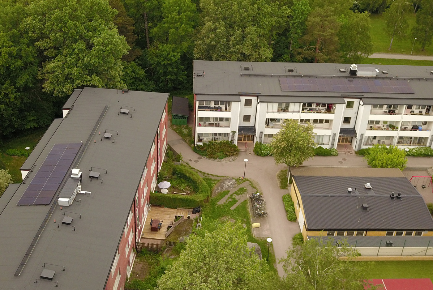 Heving & Hägglund - Byggprojekt - Solpaneler och nytt tak på August Södermans väg i Gottsunda