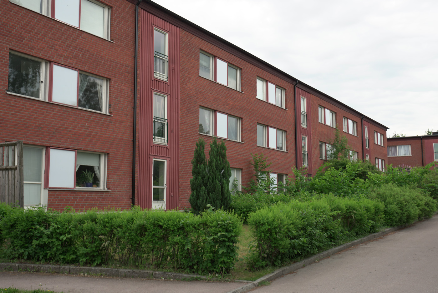 Heving & Hägglund - Byggprojekt - Solpaneler och nytt tak på August Södermans väg i Gottsunda